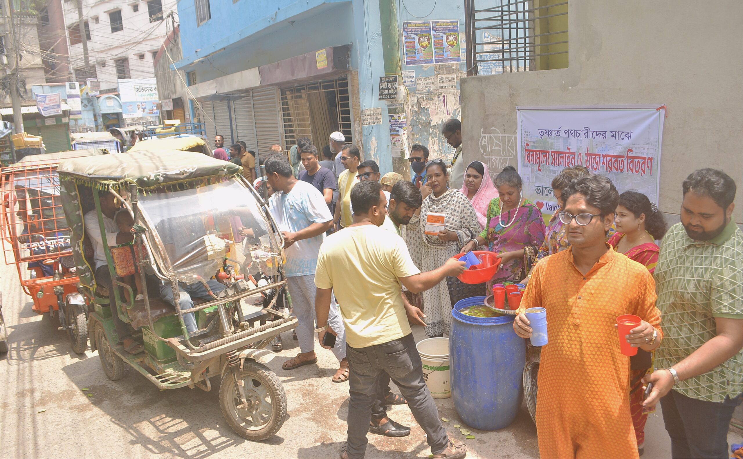 না’গঞ্জে নারী উদ্যোক্তা ফারজানা’র উদ্যোগে শ্রমজীবী মানুষের মাঝে শরবত বিতরণ