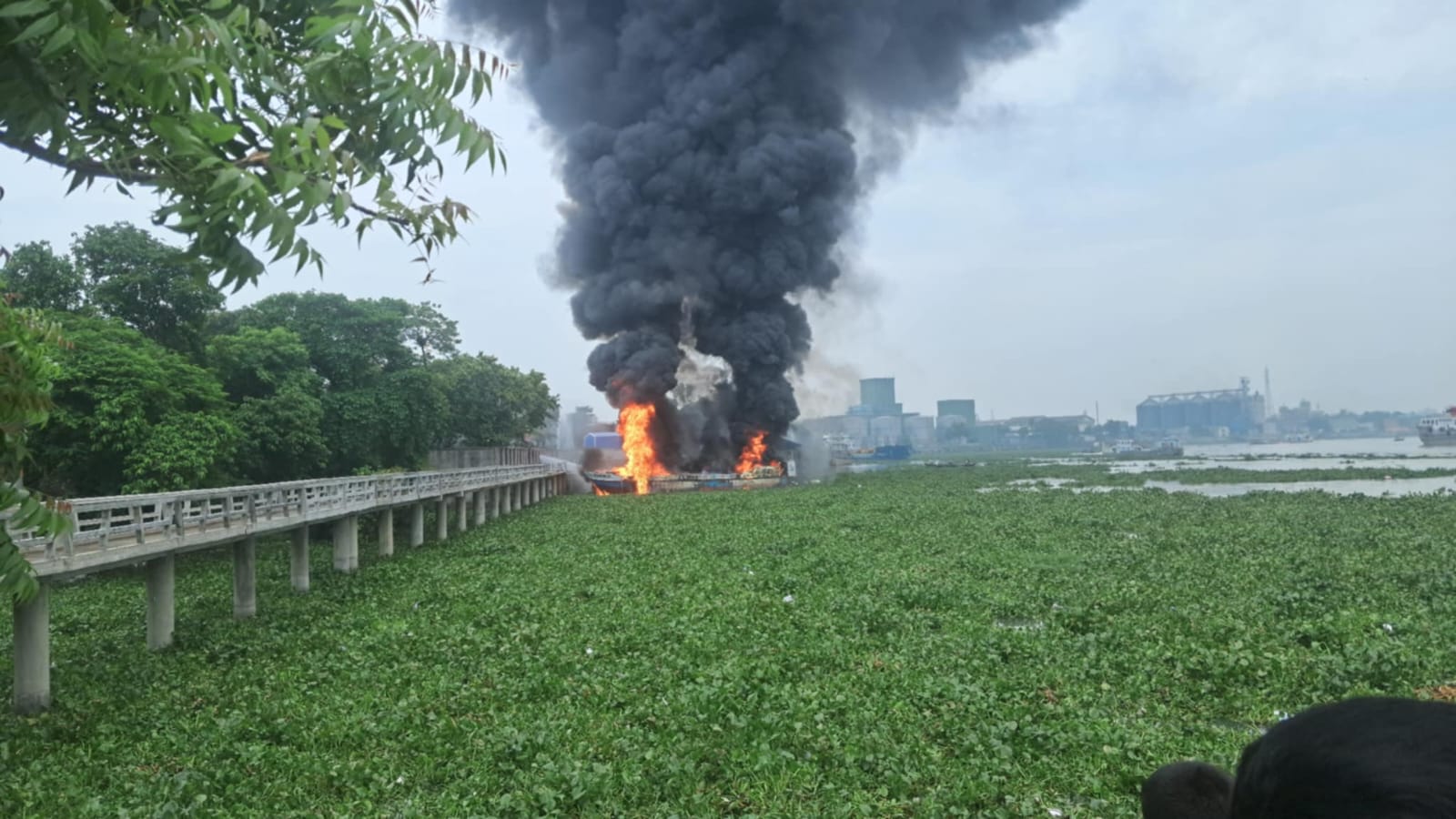 নারায়ণগঞ্জের ফতুল্লায় বুড়িগঙ্গায় তেলবাহী ট্রলারে আগুন